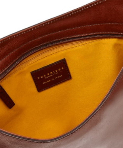 Borsa a spalla da donna in cuoio aperta a mostrare gli interni gialli