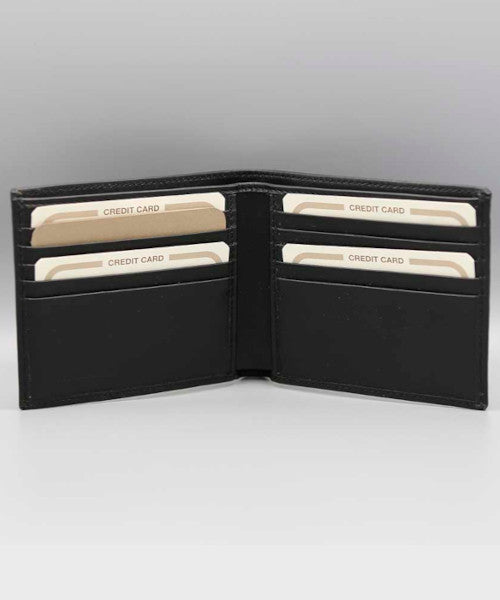 Portafoglio in nappa nera, aperto a mostrare gli scomparti per le carte di credito